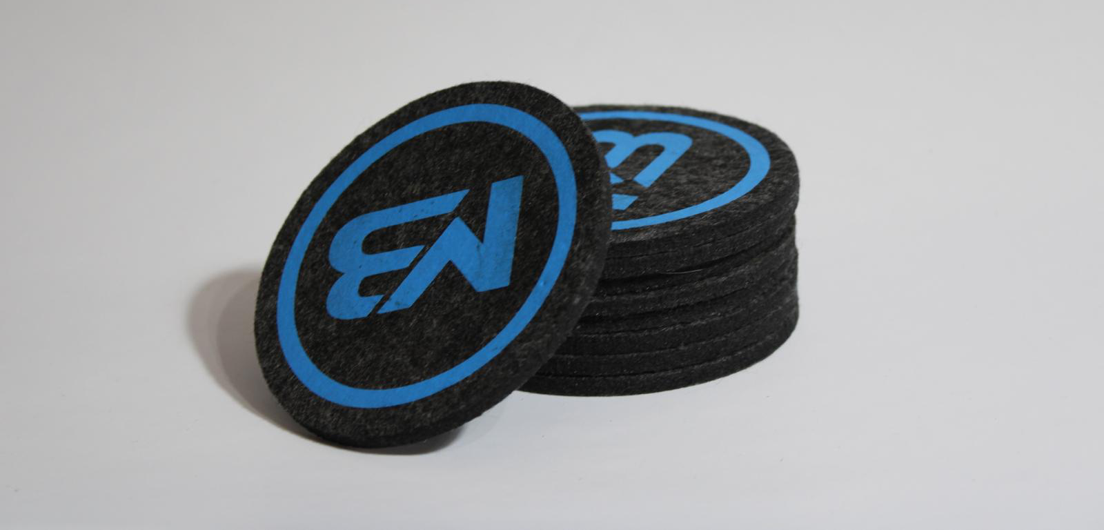 Untertassen mit Logo